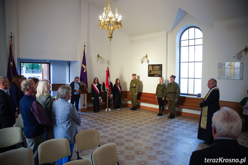 Uczestnicy uroczystości w Kaplicy przycmentarnej w Zręcinie