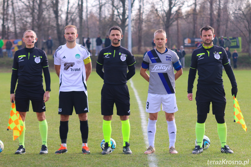 Sędziowali (od lewej): Marcin Samborowski, Martin Kijowski, Michał Krześniak; na zdjęciu z kapitanami drużyn - Bartoszem Lenartem i Krystianem Gębarowskim