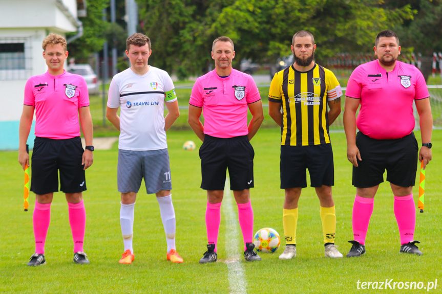 Sędziowali (od lewej): Jakub Stodolak, Jakub Kozner, Maciej Wołek; na zdjęciu z kapitanami drużyn - Konradem Bołdem i Piotrem Uliaszem