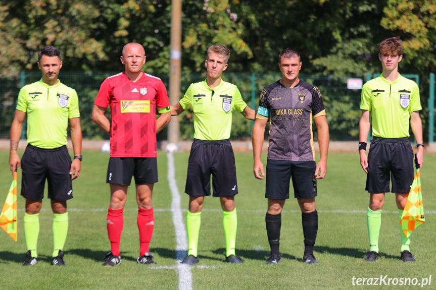 Sędziowali (od lewej): Martin Kijowski, Patryk Kilar, Jakub Walus; na zdjęciu z kapitanami drużyn - Krzysztofem Draganem i Tomaszem Szymbarą