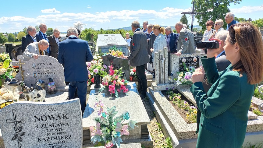 Złożenie kwiatów na grobie Łukasiewicza w Zręcinie