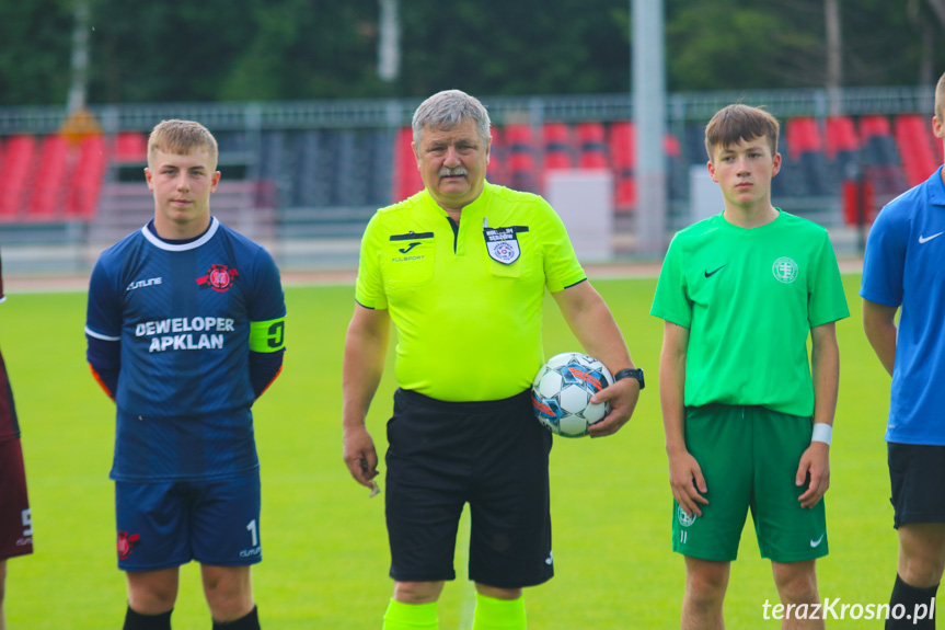 Sędziował Grzegorz Bliźniak; na zdjęciu z kapitanami drużyn - Kacprem Mazurkiewiczem i Gabrielem Juchą