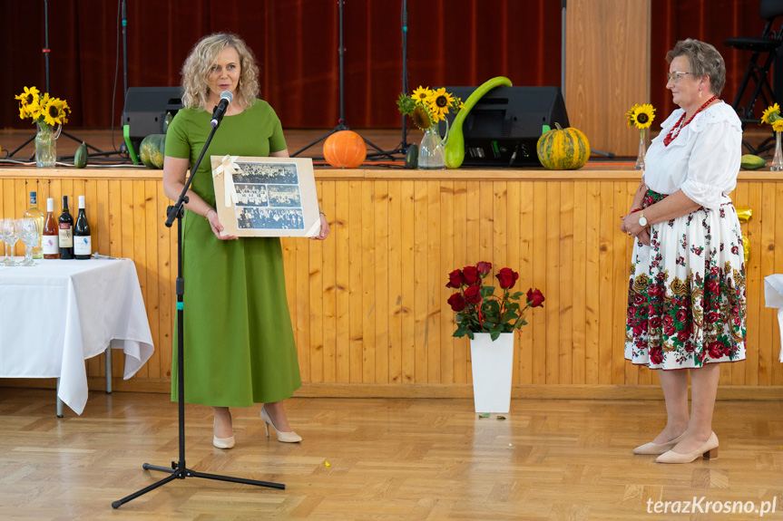 Katarzyna Blicharczyk-Marszałek przekazuje archiwalne zdjęcia