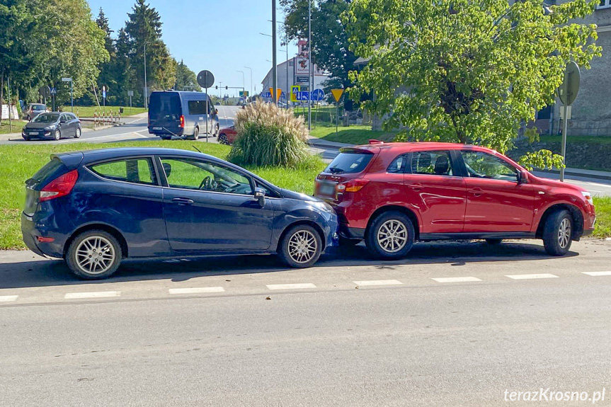 Uszkodozne samochody po kolizji na ulicy Grodzkiej w Krośnie