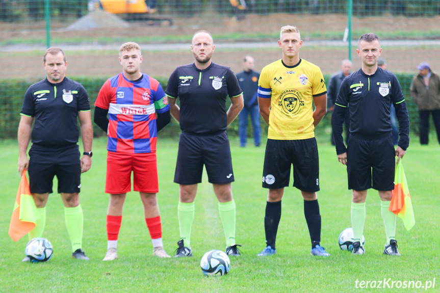 Sędziowali (od lewej): Dariusz Łuksa, Mateusz Gumienny, Piotr Kochański; na zdjęciu z kapitanami drużyn - Maksymilianem Albrychtem i Arkadiuszem Rymarem