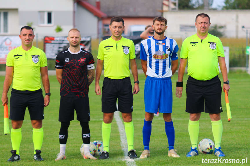 Sędziowali (od lewej) Mateusz Dziok, Dawid Klamut, Leszek Śnieżek; na zdjęciu z kapitanami drużyn - Rafałem Nikodym i Tomaszem Wilkiem