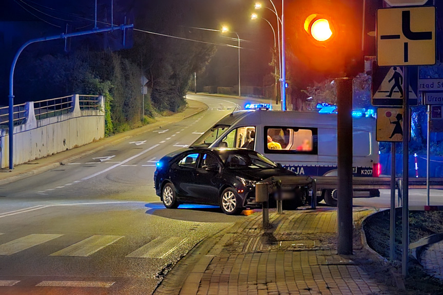 Uszkodzona Toyota po kolizji w Krośnie