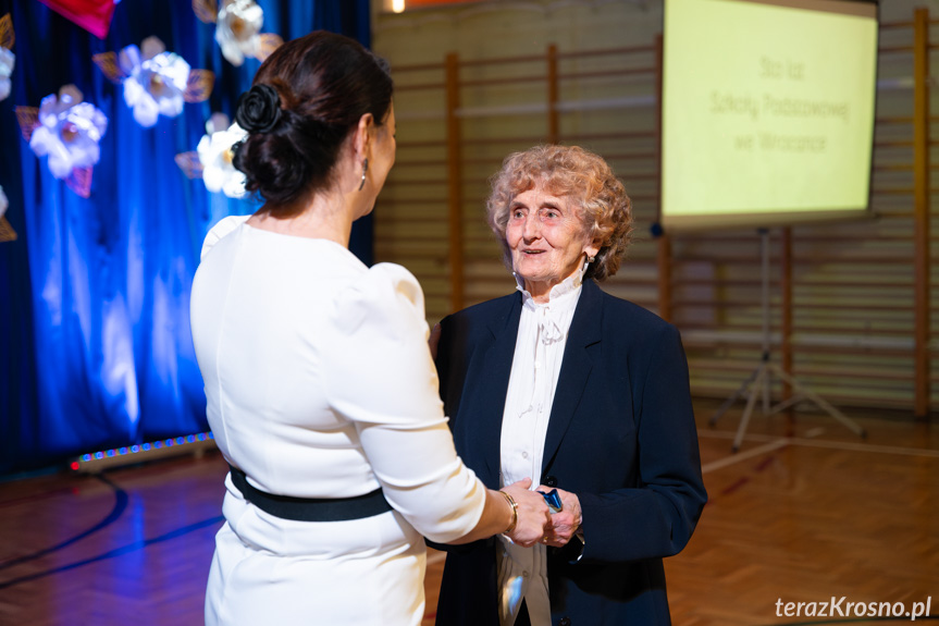 Dyrektor Nina Hanus wrecza pamiątkowe medale