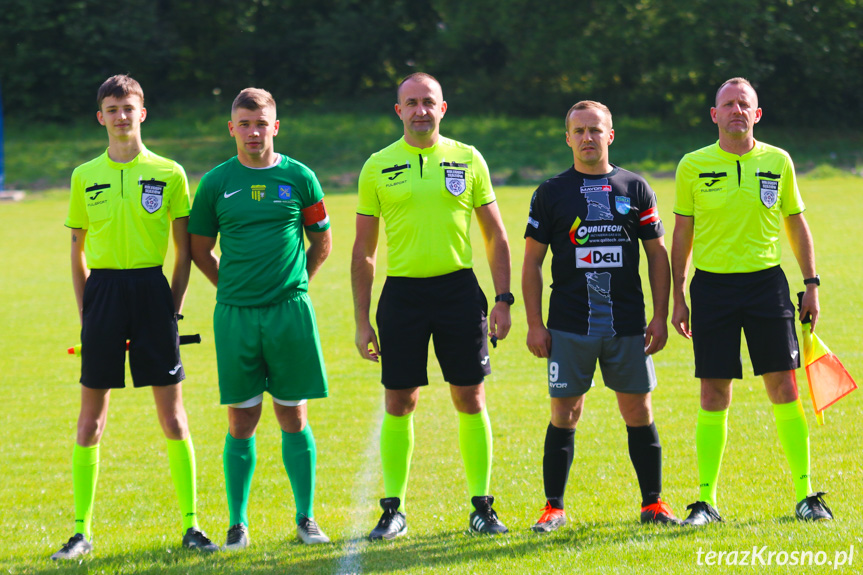 Sędziowali (od lewej): Dominik Jaśkiewicz, Sławomir Kiełtyka, Radosław Kuszaj; na zdjęciu z kapitanami drużyn - Łukaszem Bronowiczem i Dariuszem Dziadoszem.