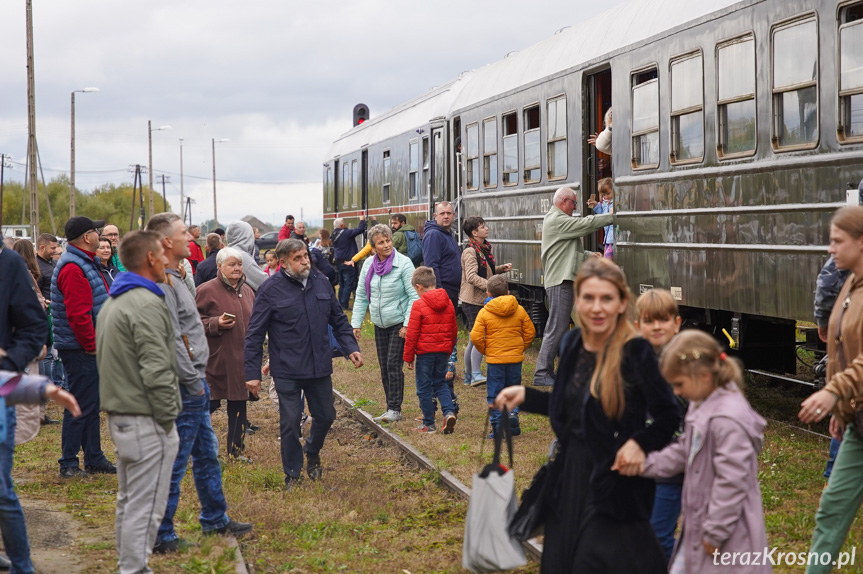 pasażerowie wysiadają z pociągu w Targowiskach