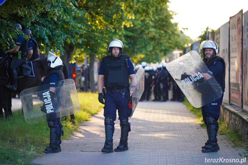 policjanci zabezpieczają mecz w Krośnie