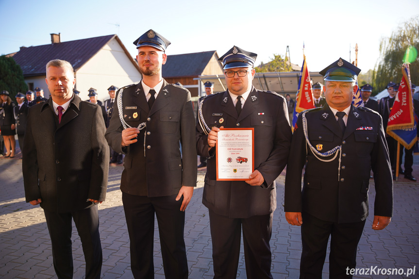 Strażacy z OSP Podniebyle z aktem przekazania samochodu