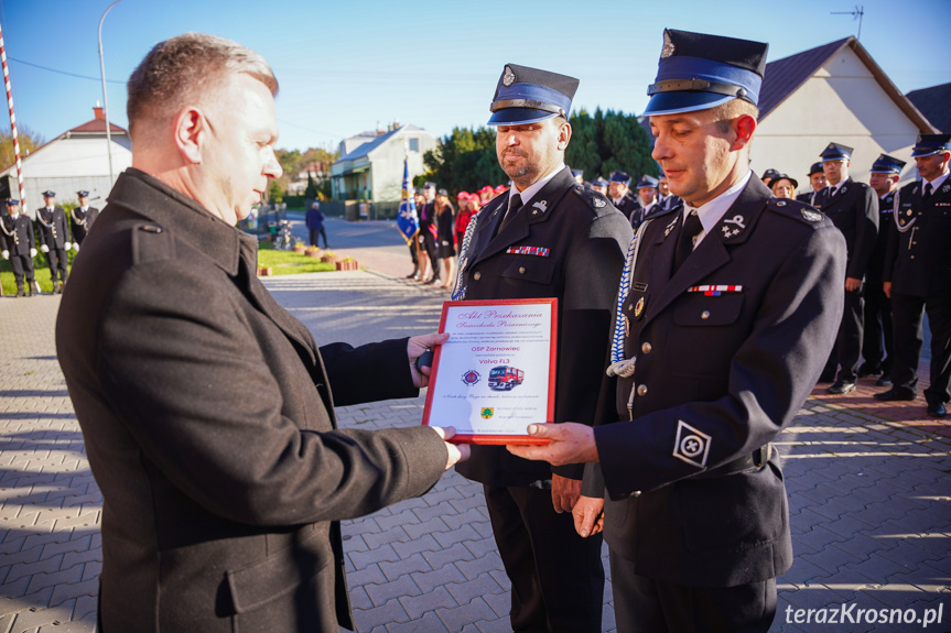 Przekazanie aktu dla strażaków z OSP Żarnowiec