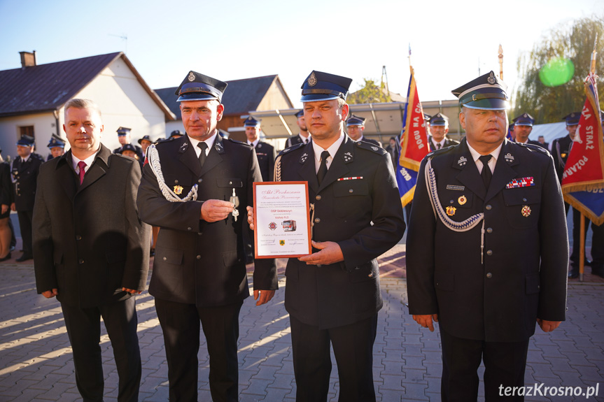 Strażacy z OSP Dobieszyn z aktem przekazania samochodu