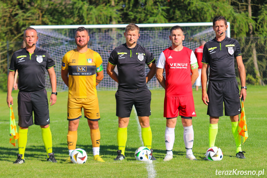 Sędziowali (od lewej): Wojciech Biały, Piotr Frankowicz, Kamil Wania; na zdjęciu z kapitanami drużyn - Jakubem Zimą i Maciejem Gryzowskim