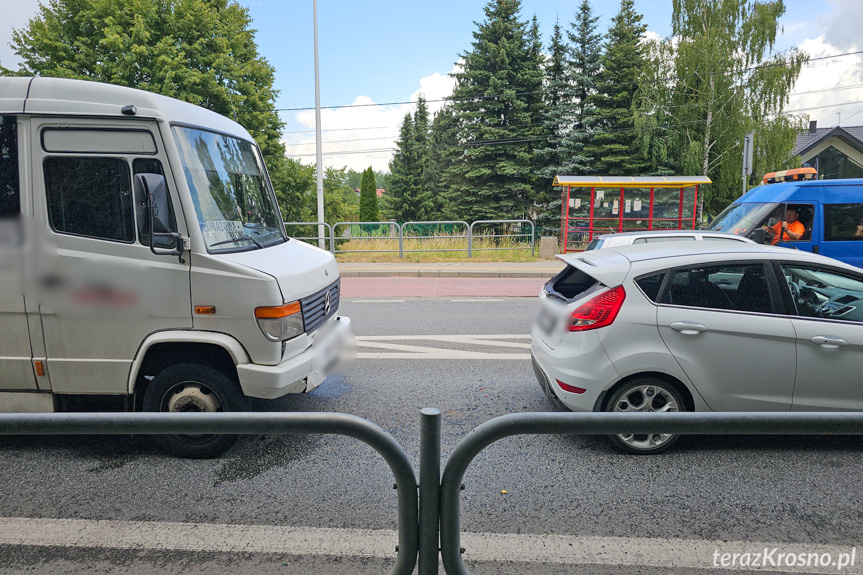 Uszkodozny bus i osobowy ford