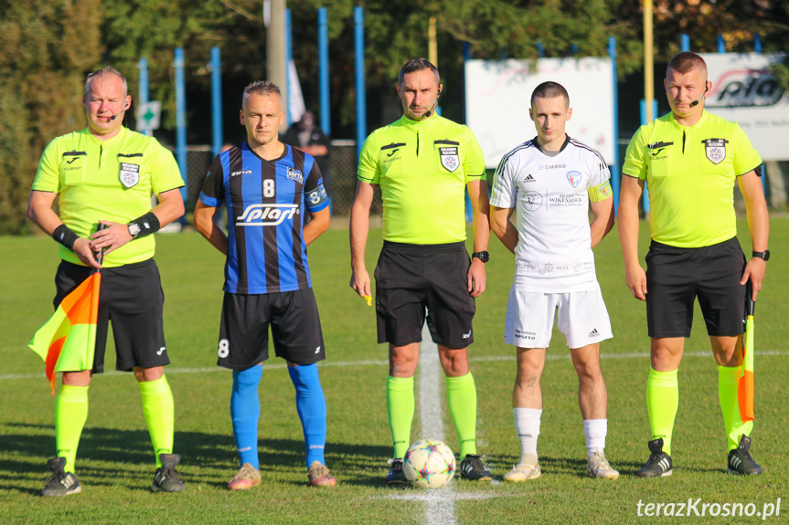 Sędziowali (od lewej): Grzegorz Gądela, Artur Szelc, Piotr Frankowicz; na zdjęciu z kapitanami drużyn - Krystianem Gębarowskim i Mateuszem Ziębą