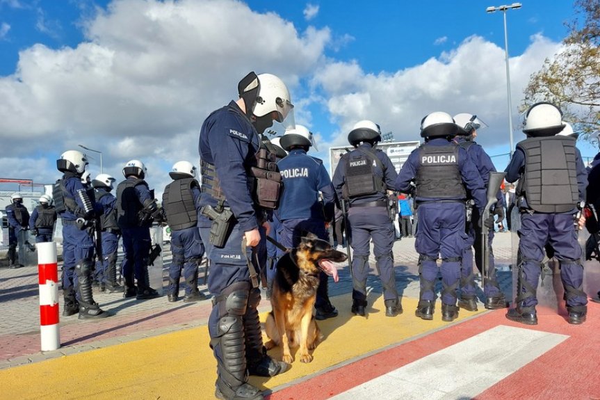 Policjanci zabezpieczali mecz Karpaty Krosno - Czarni Jasło [ZDJĘCIA]