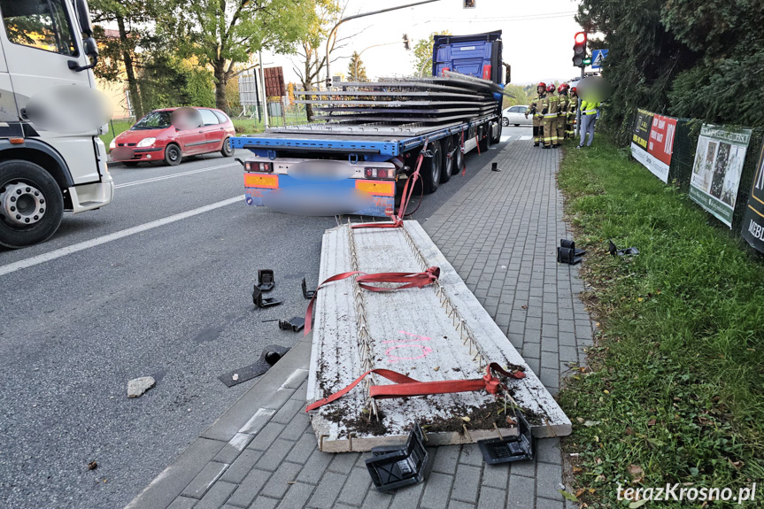 Krosno. Ładunek zsunął się z naczepy