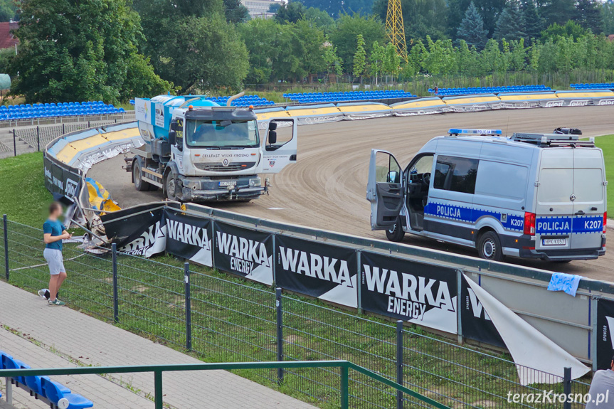 Wypadek na torze żużlowym w Krośnie. Kierowca polewaczki zasłabł za kierownicą