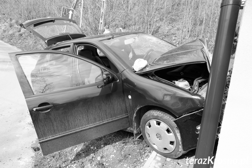 Wypadek w Głowience, samochód uderzył w dom