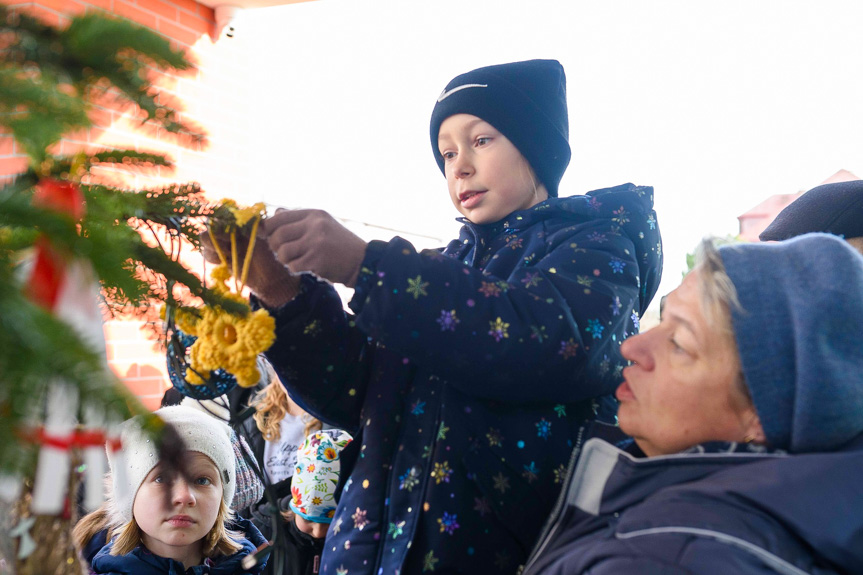 Choinka w Komborni rozbłysła dzięki małym pomocnikom