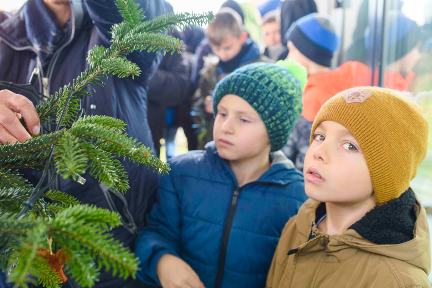 Choinka w Komborni rozbłysła dzięki małym pomocnikom