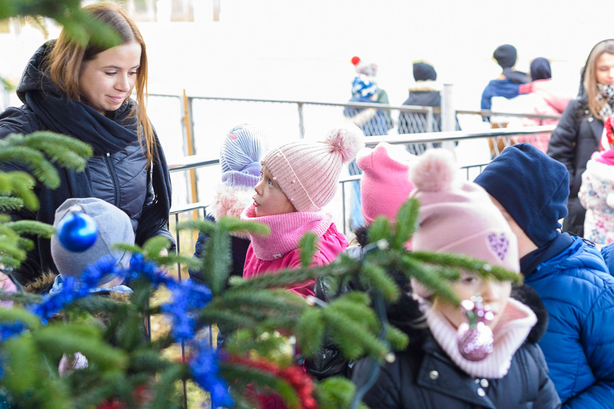 Choinka w Komborni rozbłysła dzięki małym pomocnikom