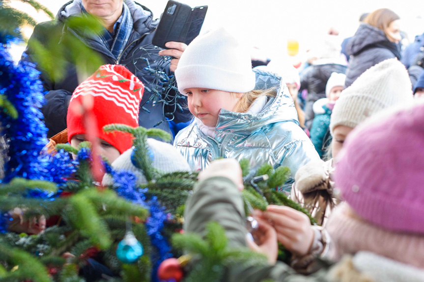 Choinka w Komborni rozbłysła dzięki małym pomocnikom