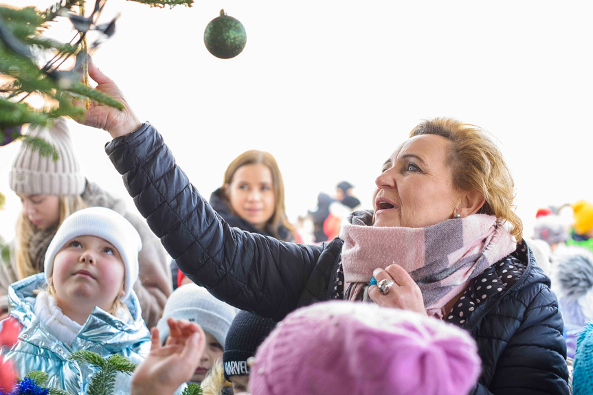 Choinka w Komborni rozbłysła dzięki małym pomocnikom