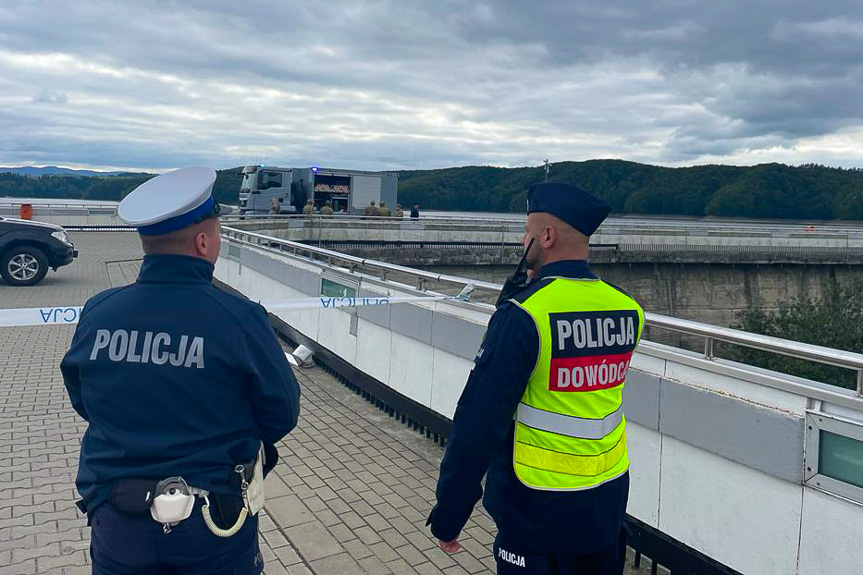 Ćwiczenia służb na Jeziorze Solińskim