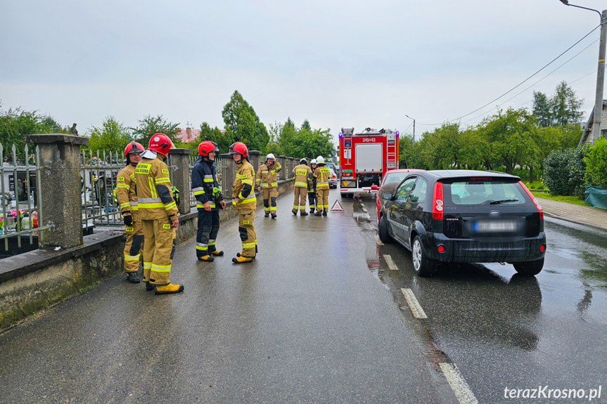 Czołowe zderzenie dwóch samochodów w Korczynie