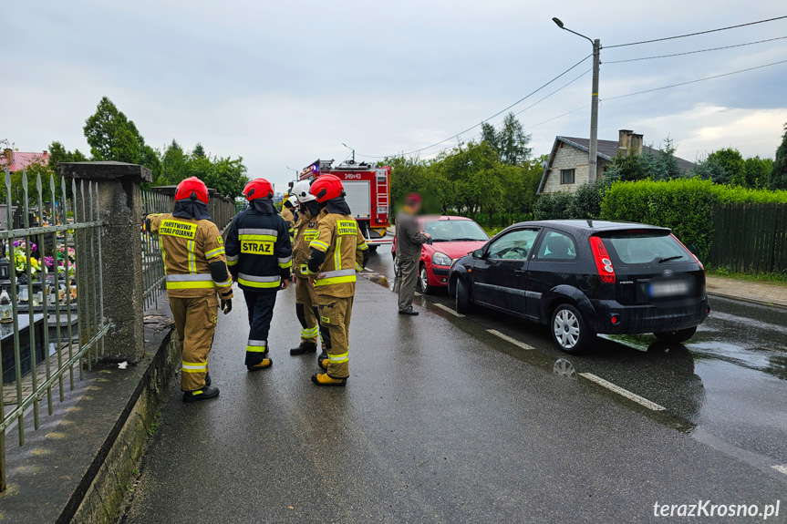 Czołowe zderzenie dwóch samochodów w Korczynie