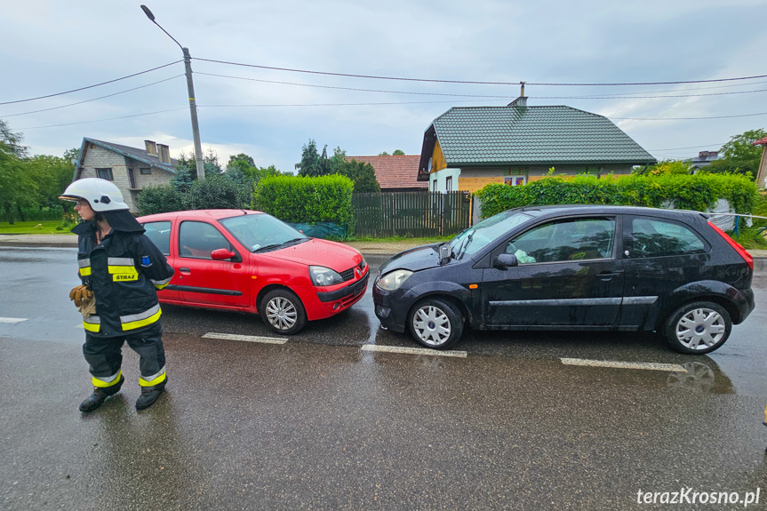 Czołowe zderzenie dwóch samochodów w Korczynie