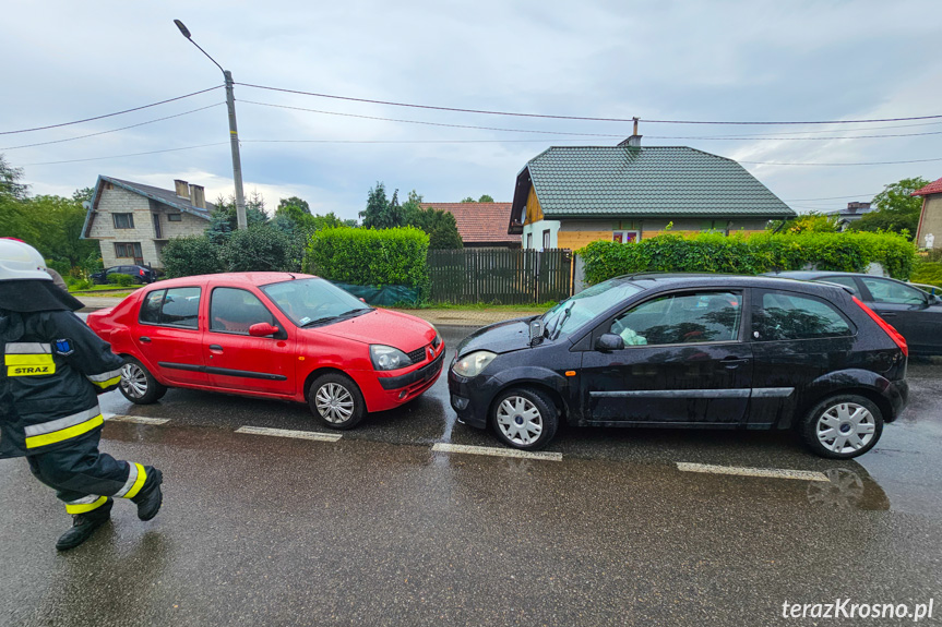 Czołowe zderzenie dwóch samochodów w Korczynie