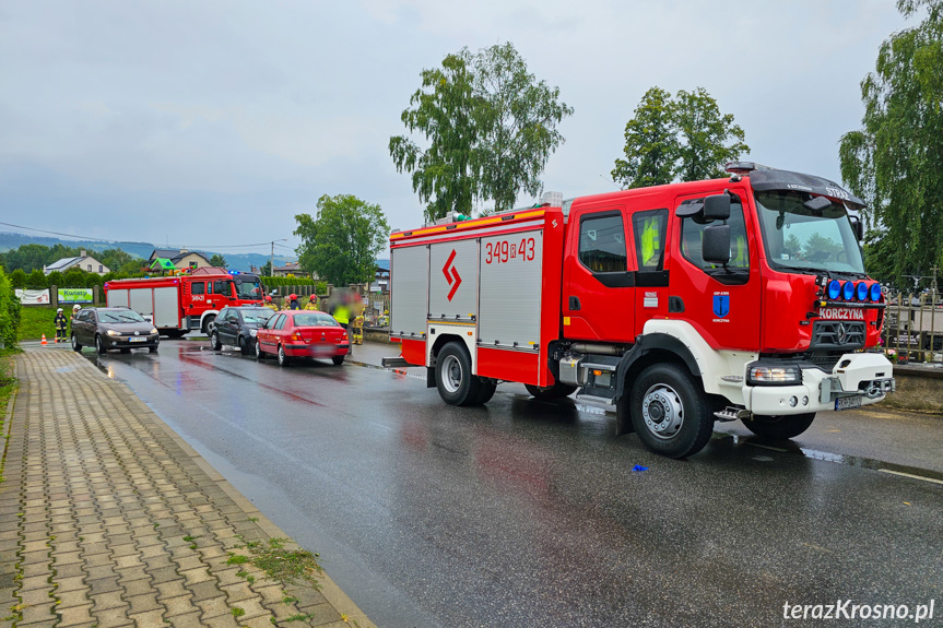 Czołowe zderzenie dwóch samochodów w Korczynie