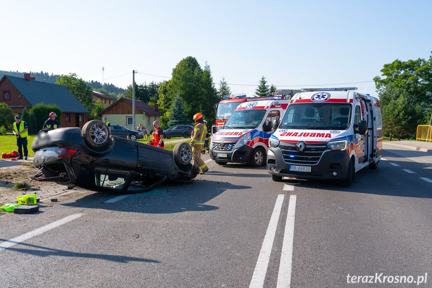 Dachowanie osobówki w Trzcianie na DK19