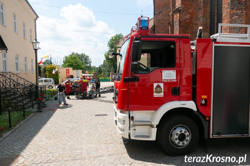 Ewakuacja poszkodowanego z wieży farnej