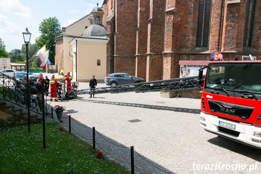 Ewakuacja poszkodowanego z wieży farnej