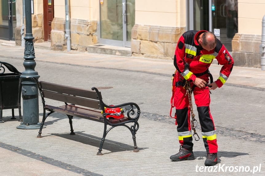 Ewakuacja poszkodowanego z wieży farnej