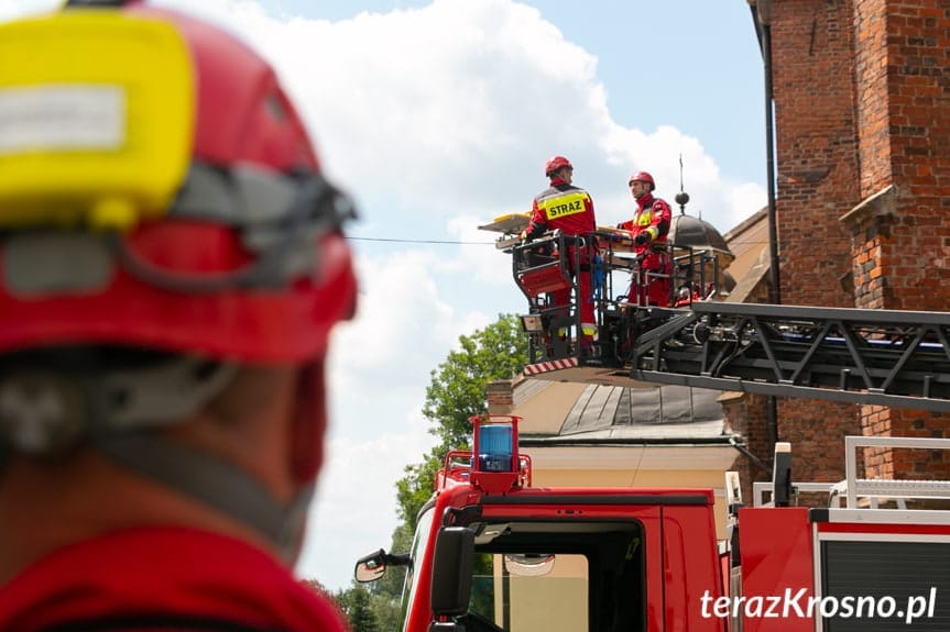 Ewakuacja poszkodowanego z wieży farnej