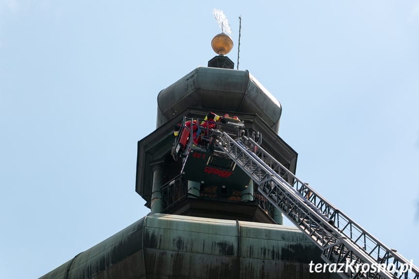 Ewakuacja poszkodowanego z wieży farnej