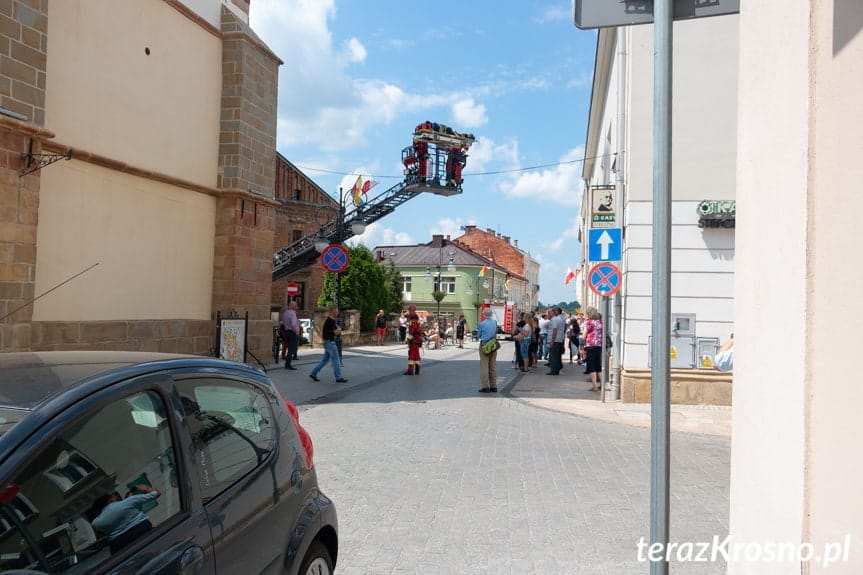 Ewakuacja poszkodowanego z wieży farnej