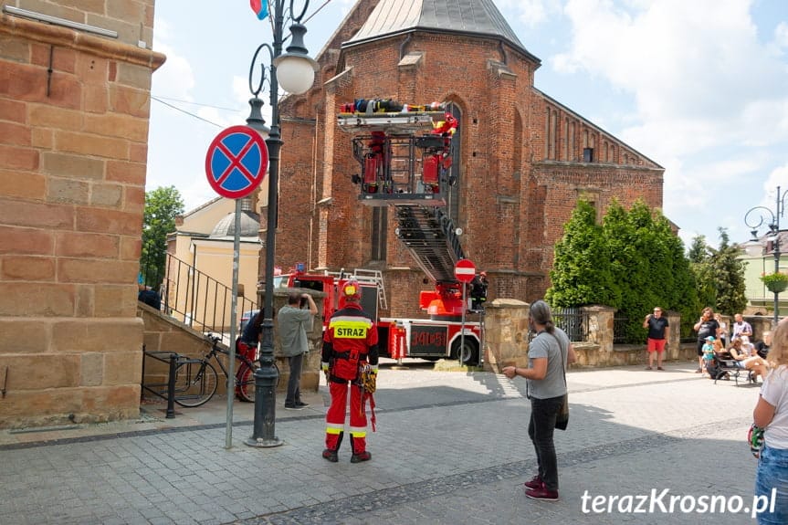 Ewakuacja poszkodowanego z wieży farnej