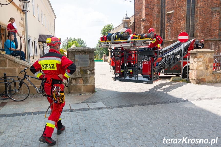 Ewakuacja poszkodowanego z wieży farnej