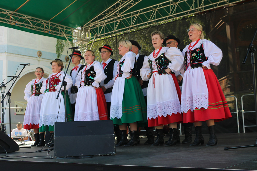 Festiwal Tradycji Na Ludowo przez Pokolenia