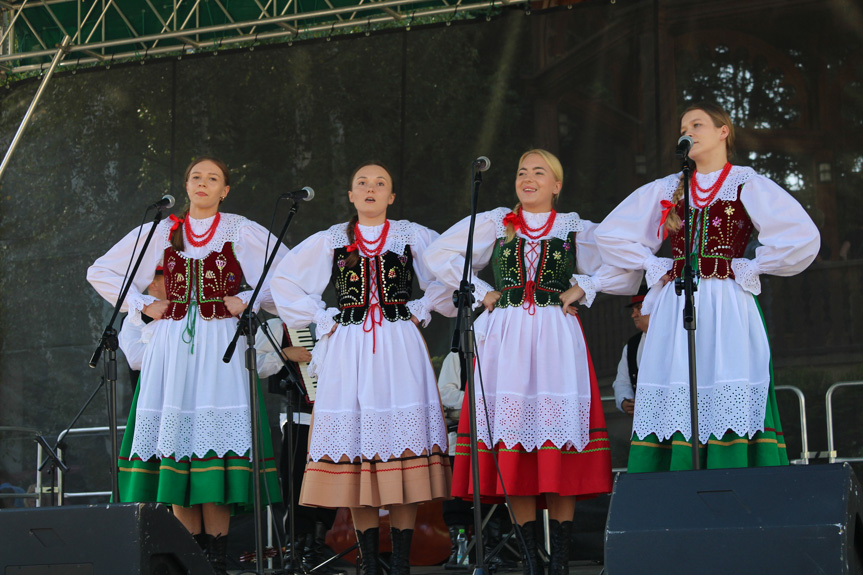 Festiwal Tradycji Na Ludowo przez Pokolenia