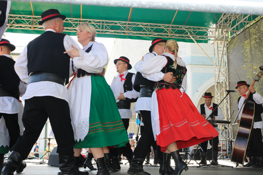 Festiwal Tradycji Na Ludowo przez Pokolenia