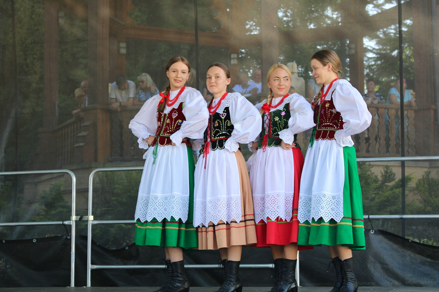 Festiwal Tradycji Na Ludowo przez Pokolenia