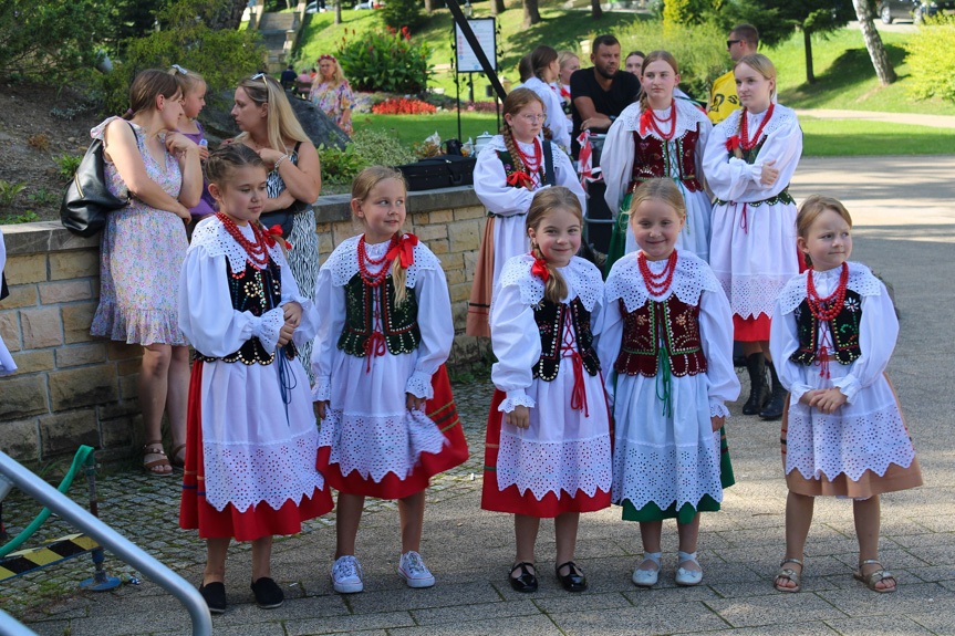 Festiwal Tradycji Na Ludowo przez Pokolenia